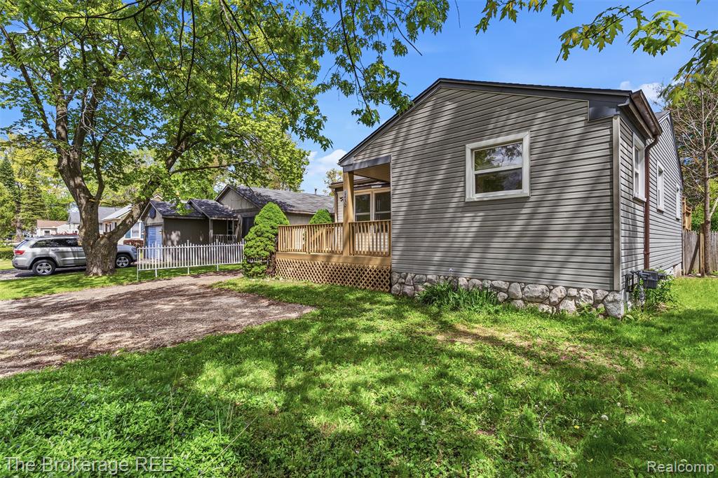 6430 Cloverton Drive, Waterford, MI 48329 — Photo 3