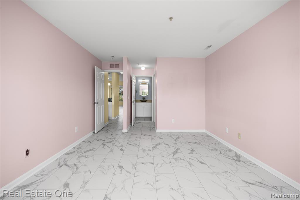 160 Sandy Lane, Walled Lake, MI 48390 — Photo 37