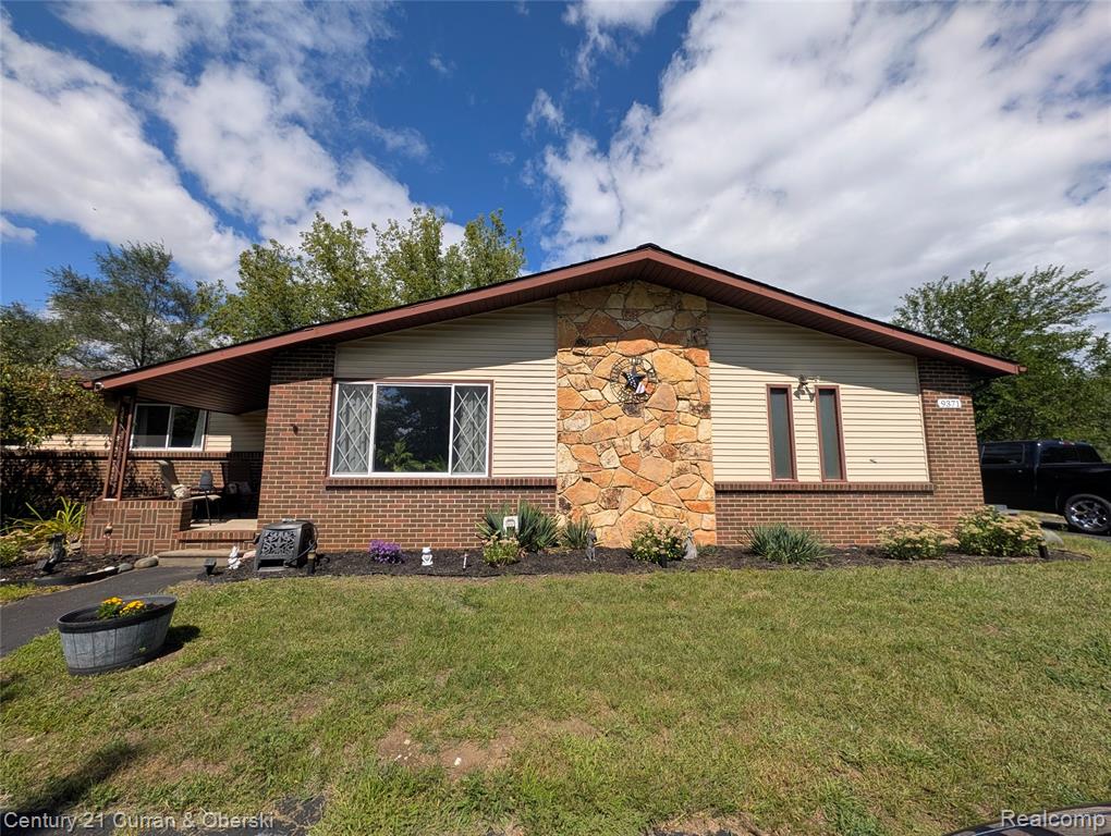 9371 Bennett Lake Road, Fenton, MI 48430