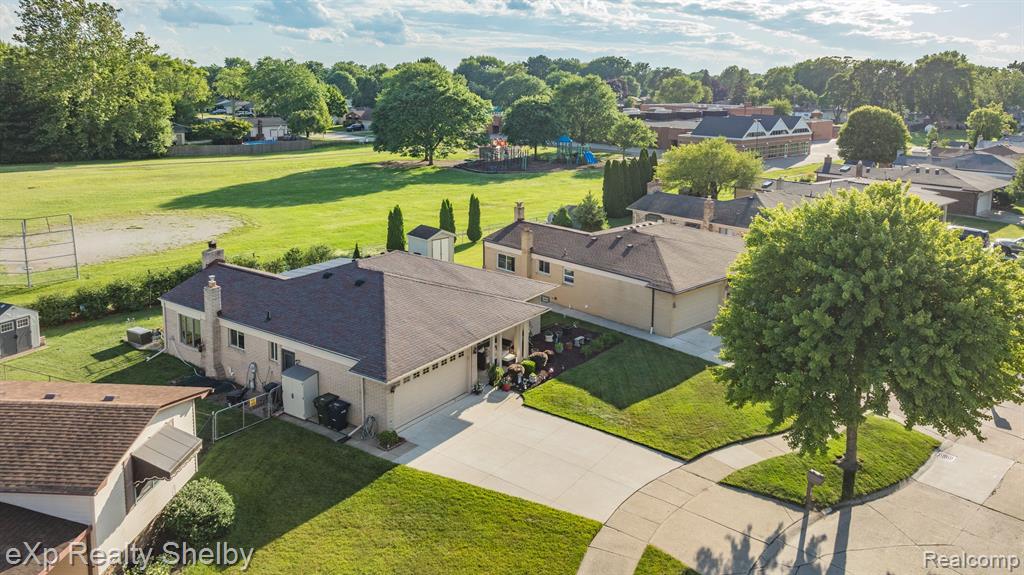 39611 HOLIDAY Drive, Sterling Heights, MI 48313 — Photo 37