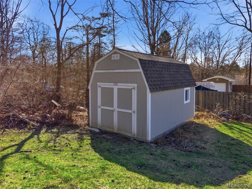 7640 Clintonville Road, Clarkston, MI 48348 — Photo 26