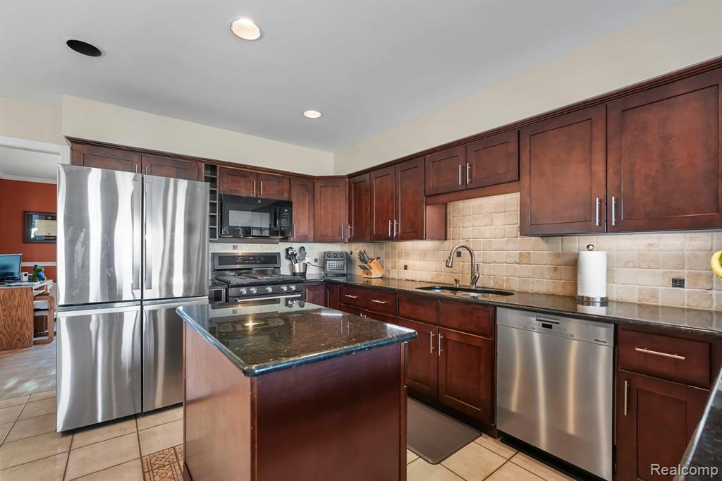 47352 DOVE Court, Shelby Twp, MI 48315 — Photo 18
