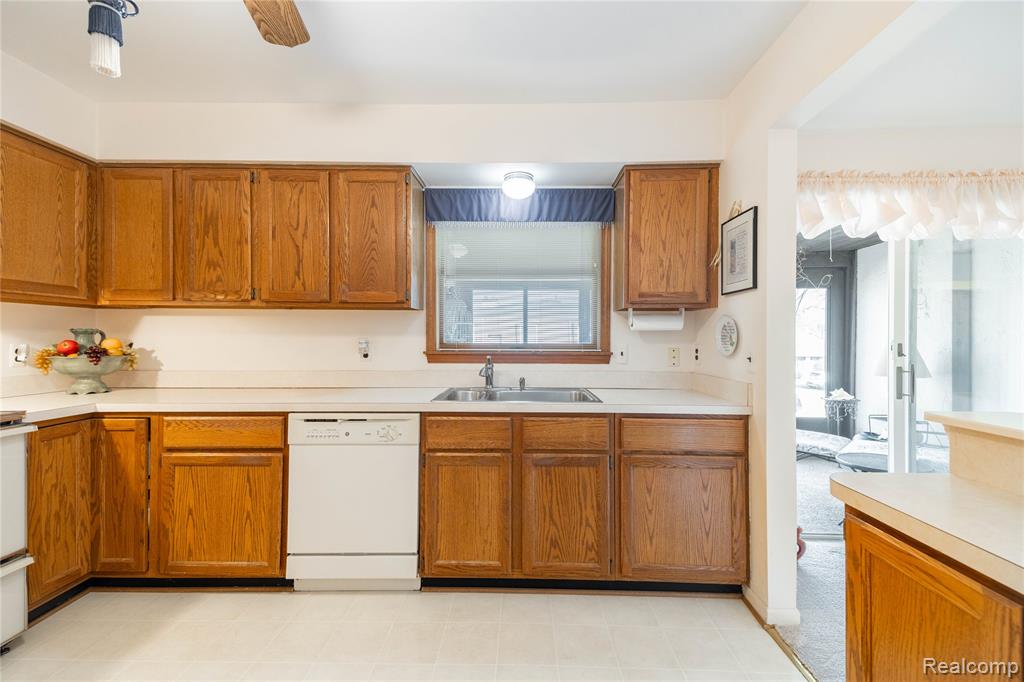 8597 Mathias Drive, 43, Grosse Ile, MI 48138 — Photo 11