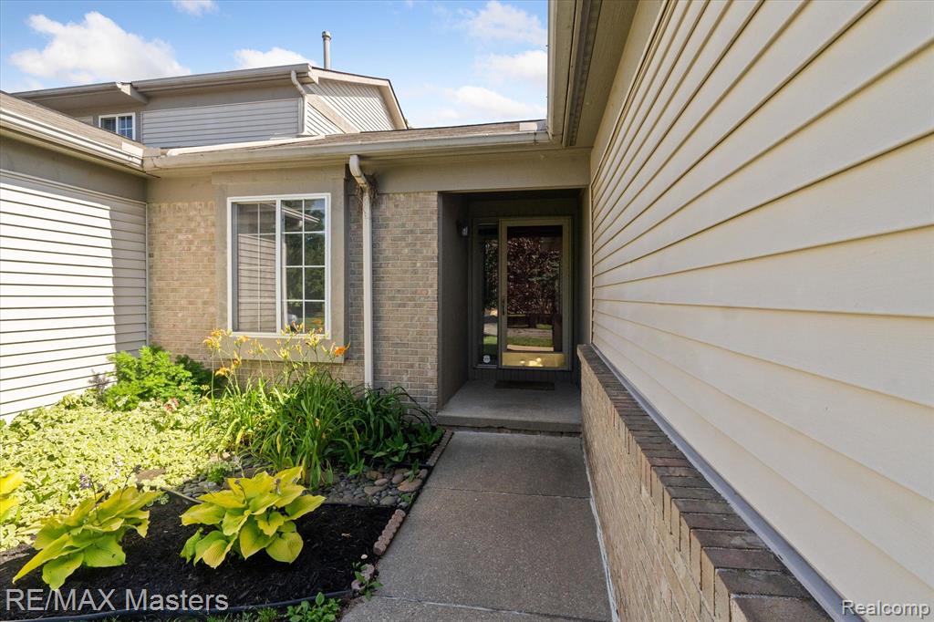22571 Silver Creek Drive, 16, Woodhaven, MI 48183 — Photo 2