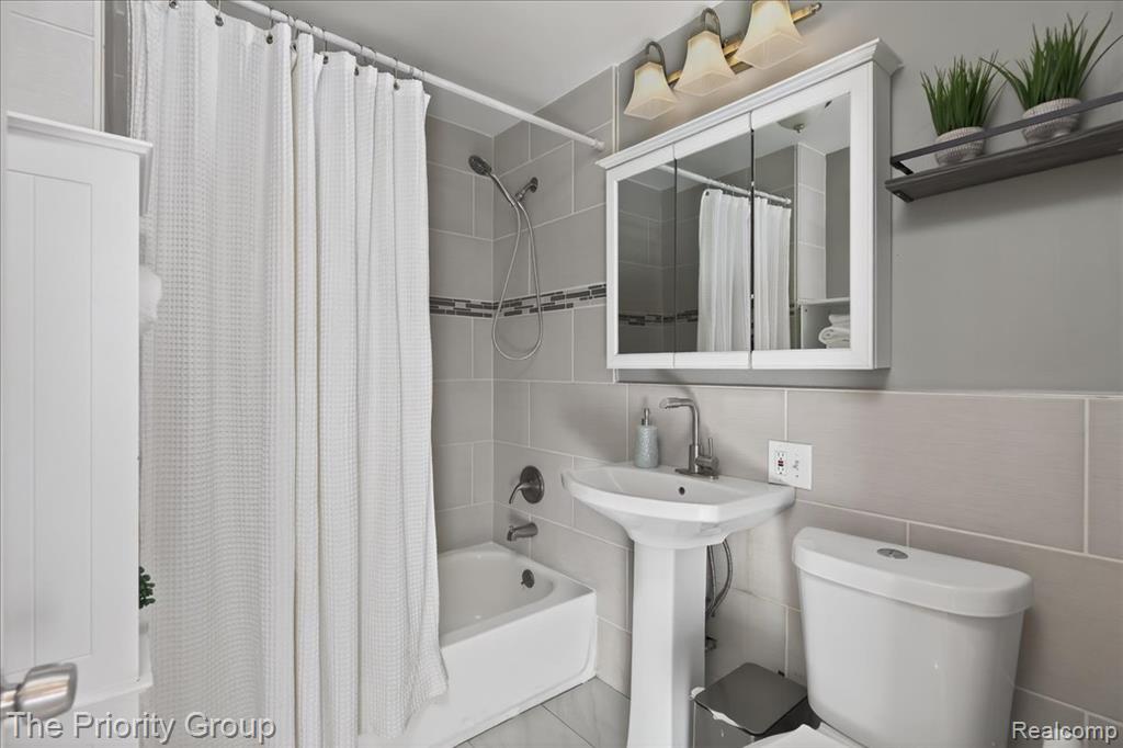 636 Lakeview Drive, White Lake, MI — Photo 23