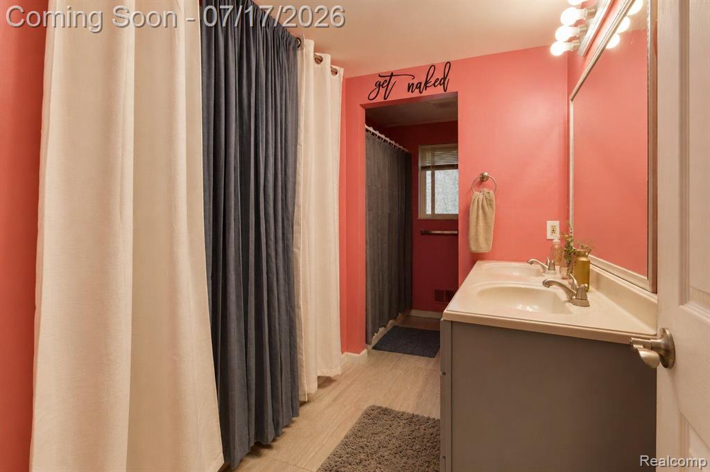 5535 Lake Vista Drive, Waterford, MI 48327 — Photo 14