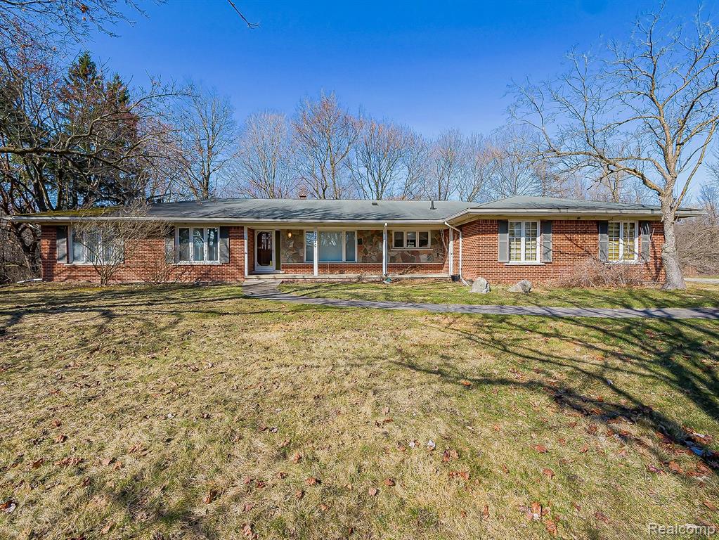 7380 Villamuer Road, West Bloomfield, MI — front exterior