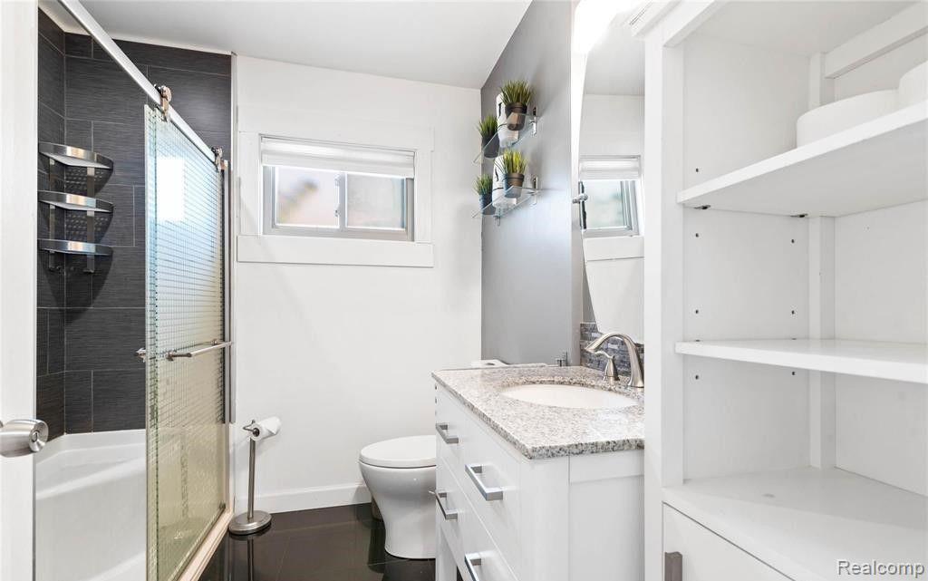 8484 BERWYN Street, Dearborn Heights, MI 48127 — Photo 13