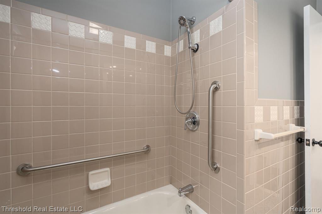 5595 Old Orchard Trail, Orchard Lake Village, MI 48324 — Photo 30