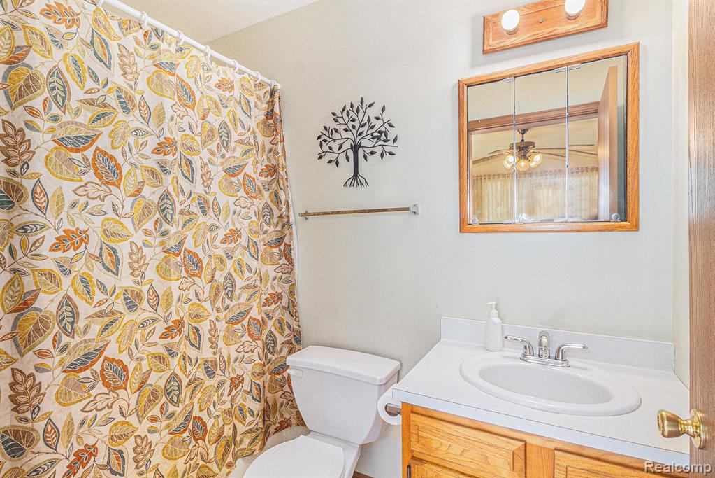 930 N EAST Street, Fenton, MI 48430 — Photo 17