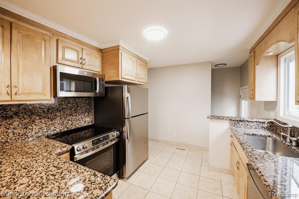 5528 SUNNYCREST Drive, West Bloomfield, MI 48323 — Photo 9