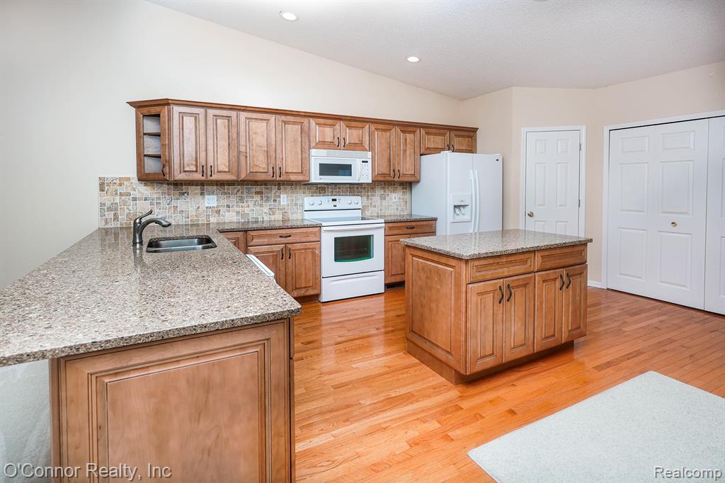 804 Crystal Lane, Marysville, MI 48040 — Photo 11