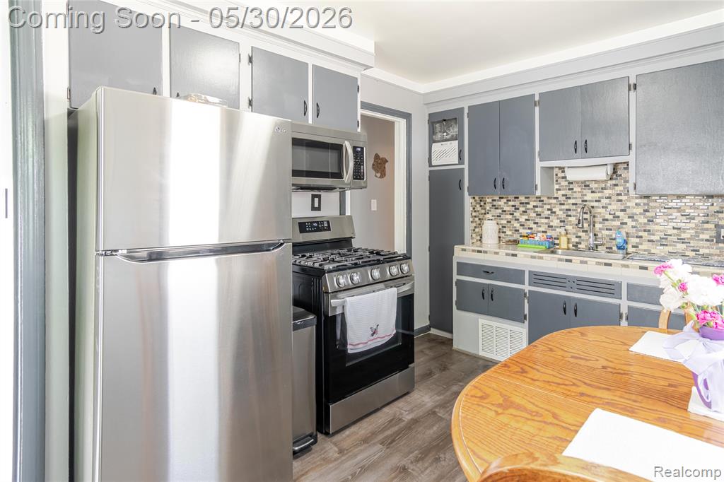 25446 Colgate Street, Dearborn Heights, MI 48125 — Photo 8