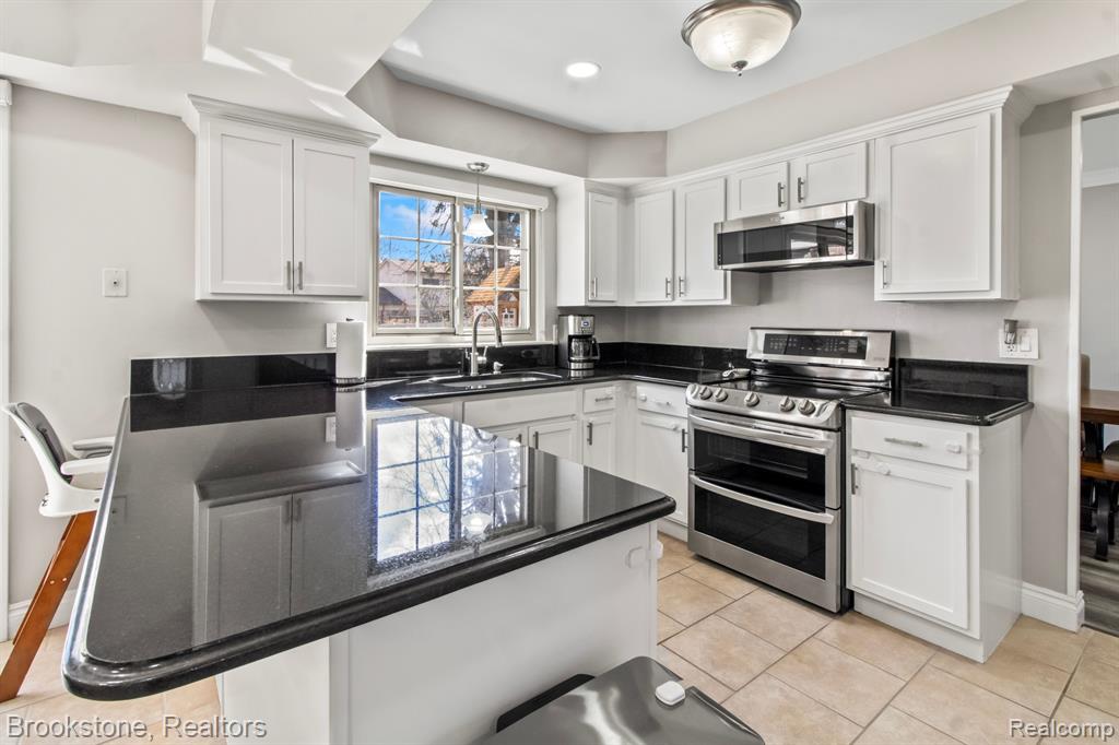 42838 FREEPORT Drive, Sterling Heights, MI 48313 — Photo 17