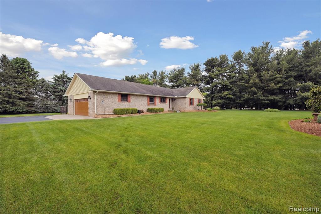 9762 Dickerson Court, South Lyon, MI 48178 — Photo 2