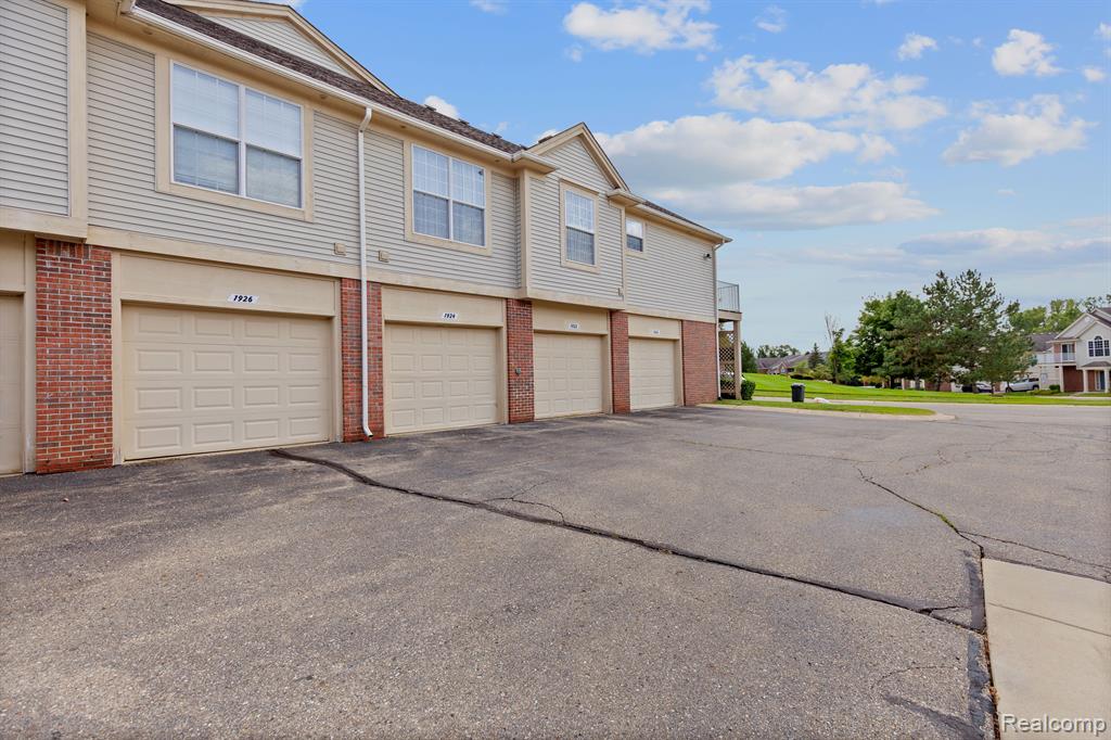 1924 FLAGSTONE Circle, Rochester, MI 48307 — Photo 25