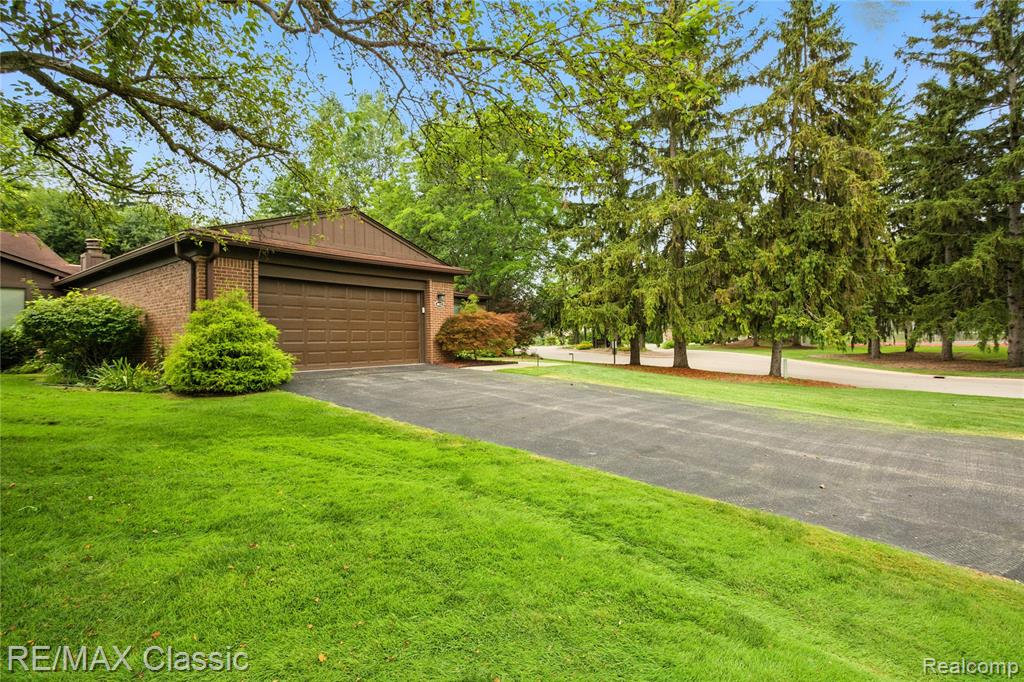4022 CHABLIS Street, West Bloomfield, MI 48323 — Photo 41