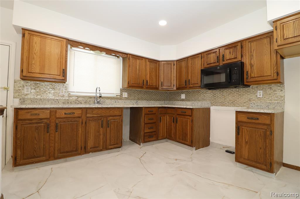 8555 Berwyn, Dearborn Heights, MI 48127 — Photo 17