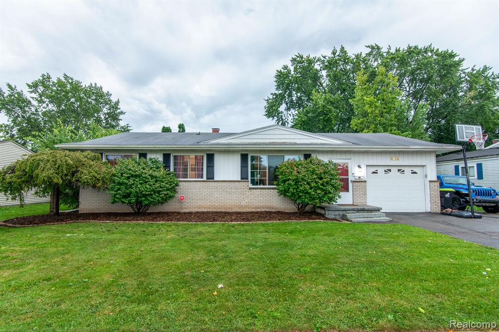5255 OAKVIEW Drive, Swartz Creek, MI 48473 — front exterior