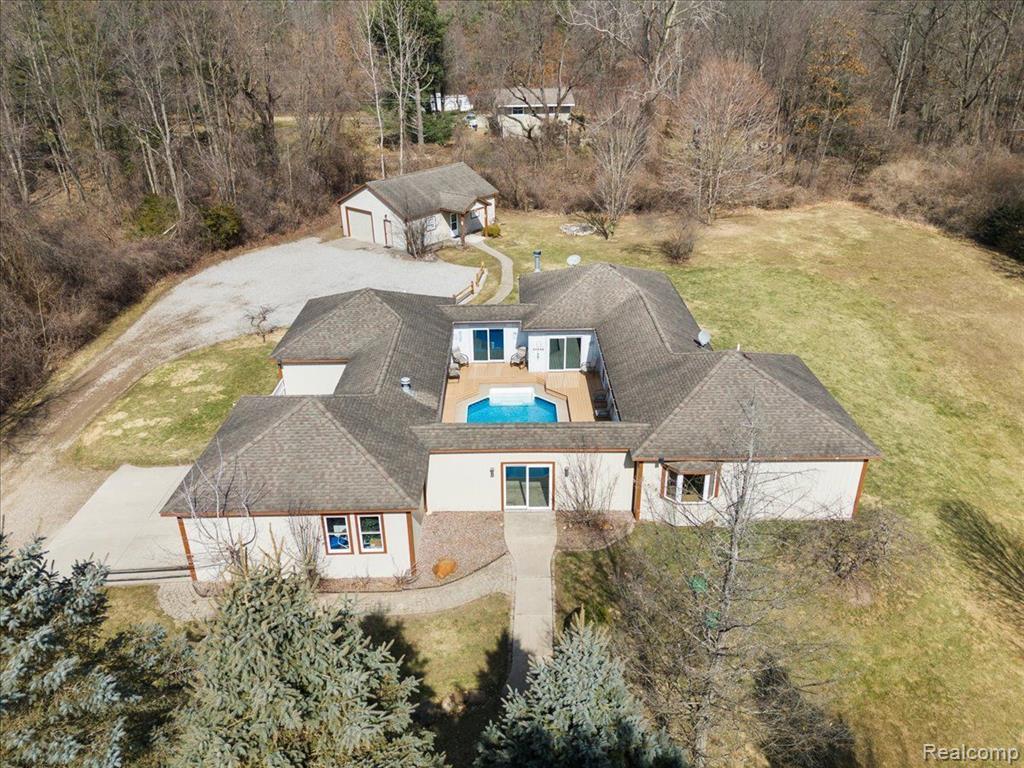 572 CASEMER Road, Lake Orion, MI — front exterior