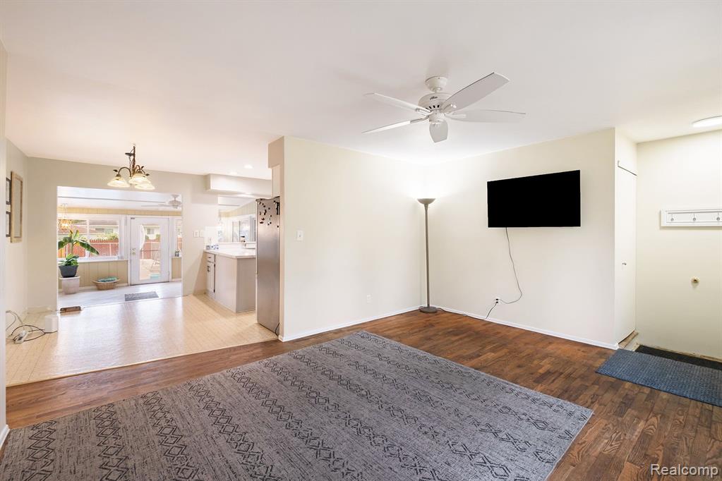 9119 CHESTERFIELD Drive, Swartz Creek, MI 48473 — Photo 8
