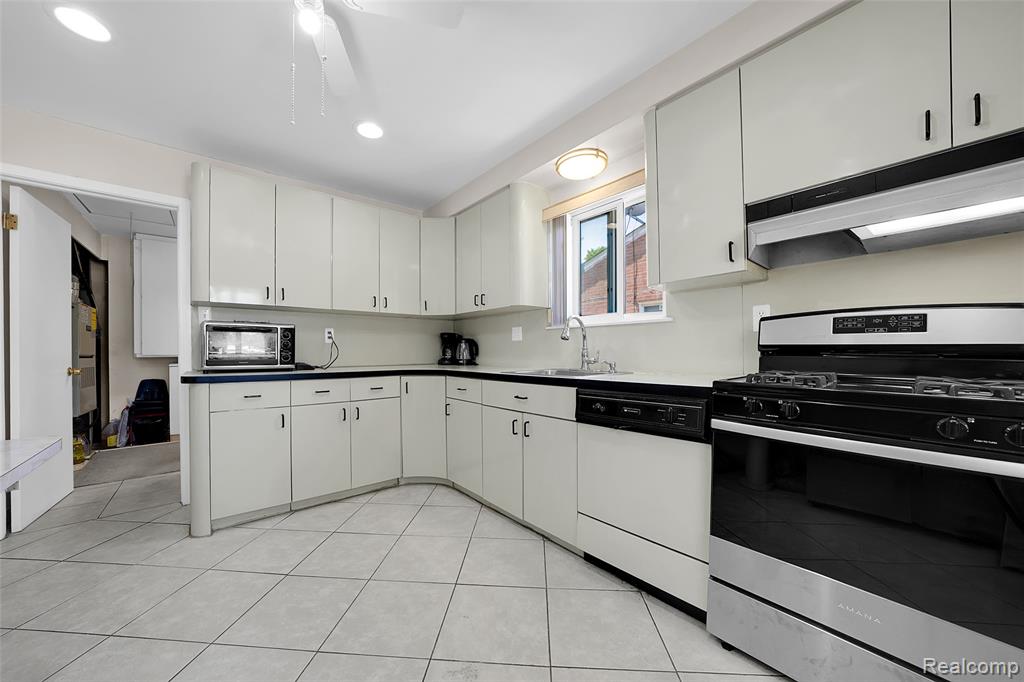 13341 Albany Street, Oak Park, MI 48237 — Photo 17