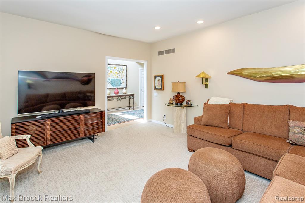 6524 Pleasant Lake Court, West Bloomfield, MI — Photo 7