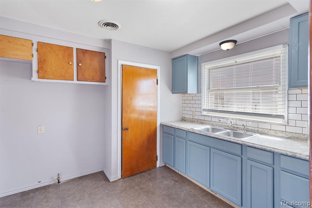 7668 HEYDEN Street, Detroit, MI 48228 — Photo 10