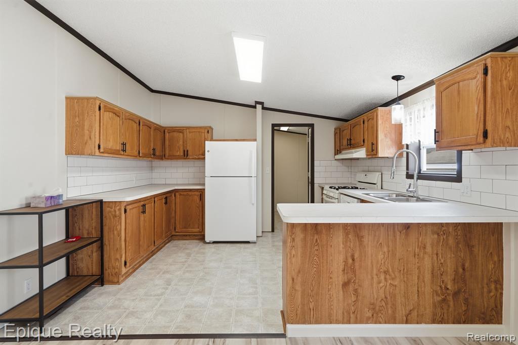 271 Lovell Court, Flushing, MI 48433 — Photo 9