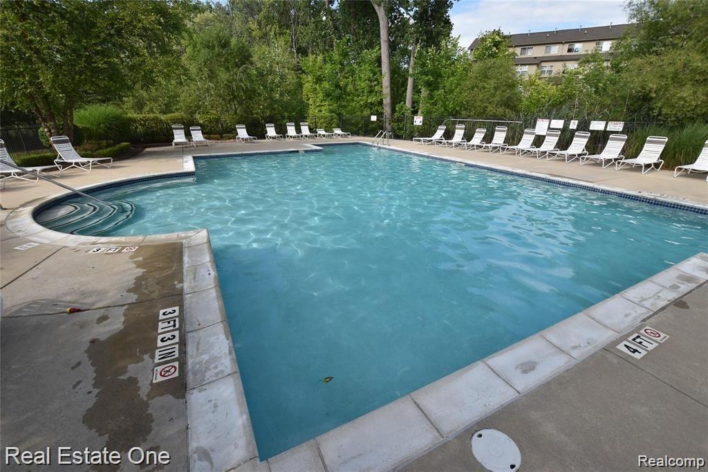 531 RED OAK Court, Walled Lake, MI 48390 — Photo 7