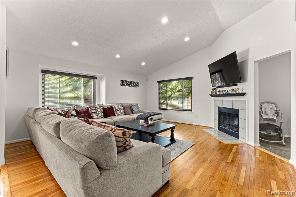 2481 Woodmont Drive E, Canton, MI 48188 — Photo 4
