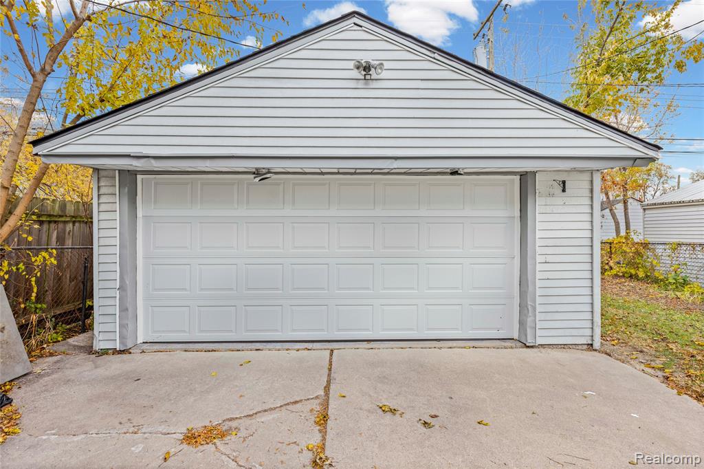 975 E Barrett Avenue, Madison Heights, MI 48071 — Photo 32