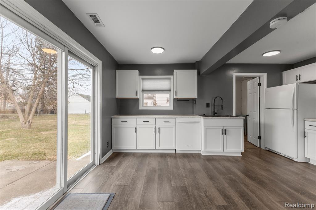 4976 Weddell Street, Dearborn Heights, MI 48125 — Photo 11