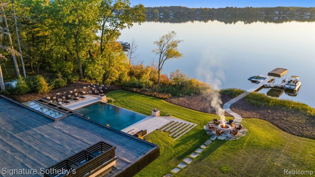 9485 LAKEVIEW Drive, Pinckney, MI 48169 — Photo 15