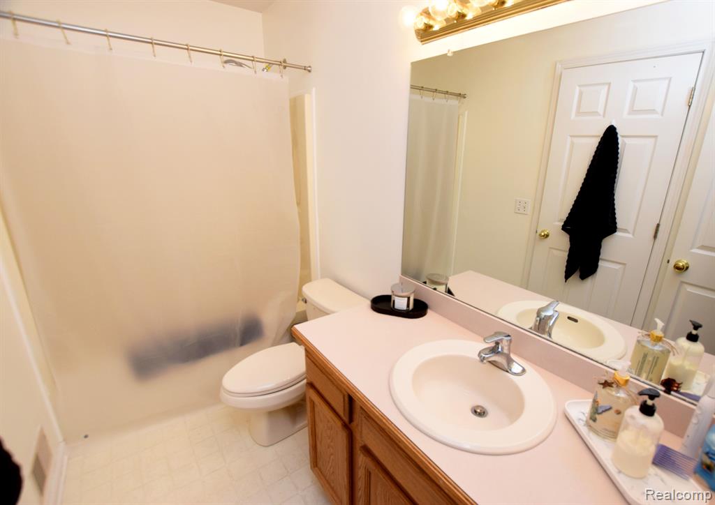 8274 North PORT, Grand Blanc, MI 48439 — Photo 17