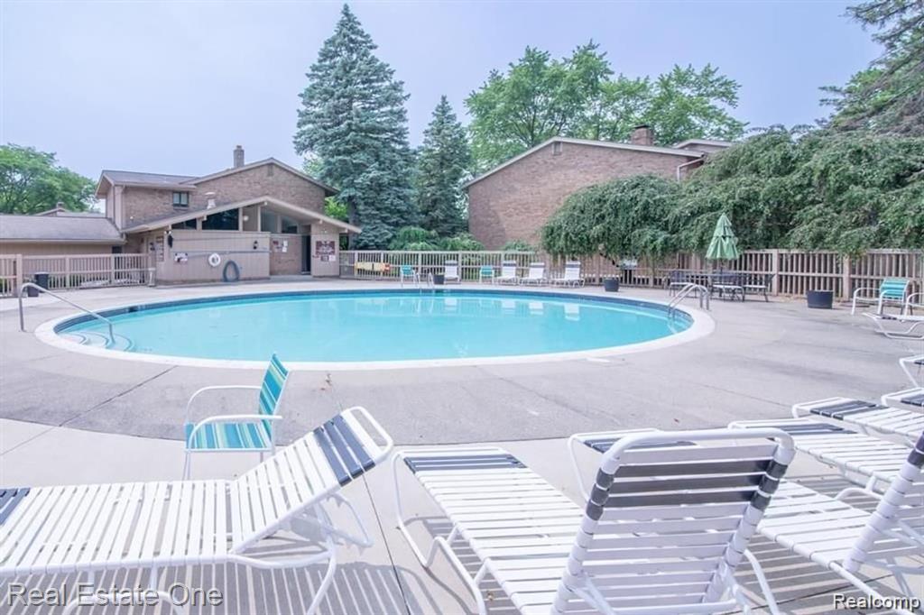 7404 PEBBLE POINT, West Bloomfield, MI — Photo 27