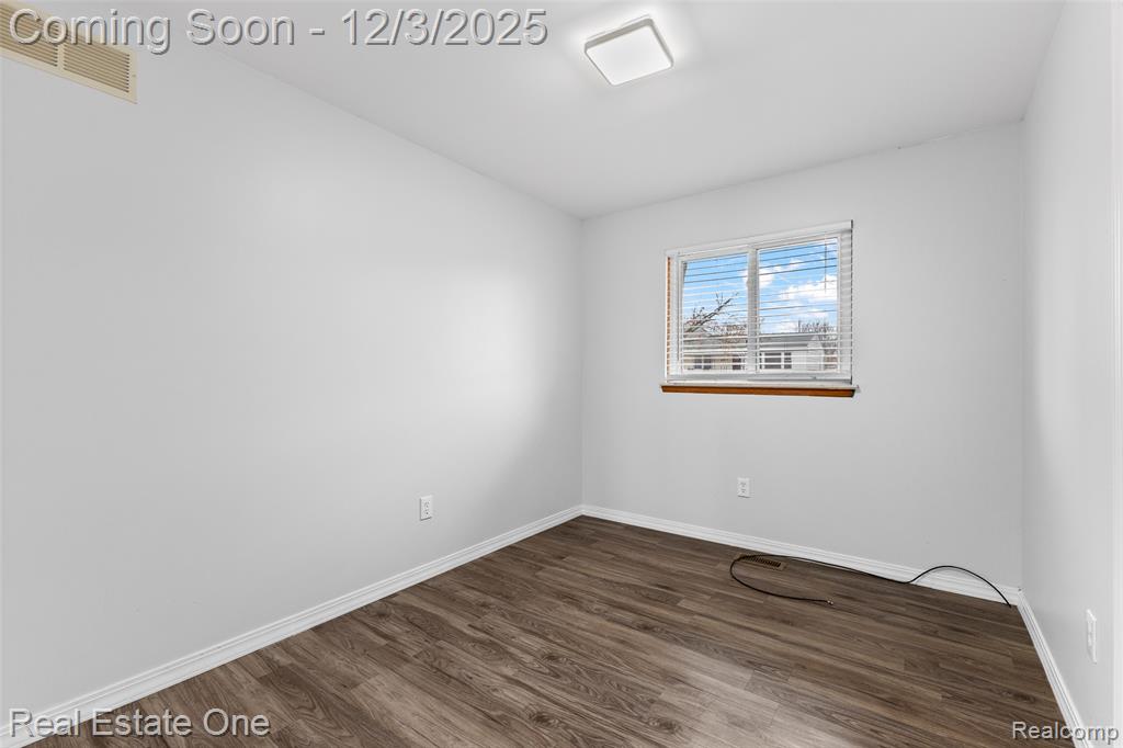 8456 Robindale Avenue, Dearborn Heights, MI 48127 — Photo 20