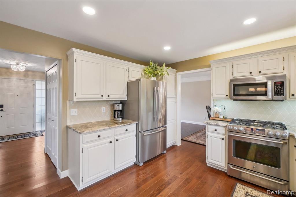 6847 HUBBARD Circle, Clarkston, MI 48348 — Photo 13