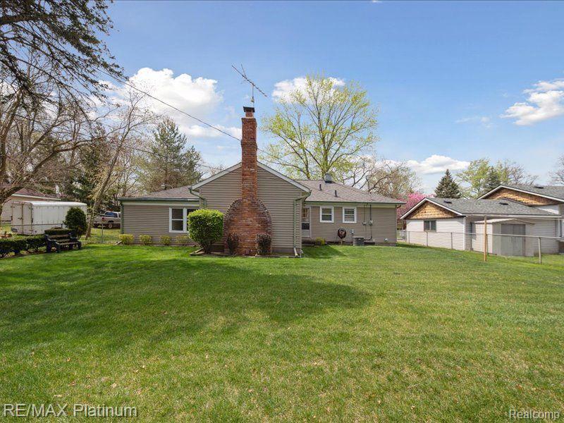 2338 ROSELAWN Street, Wolverine Lake, MI 48390 — Photo 18