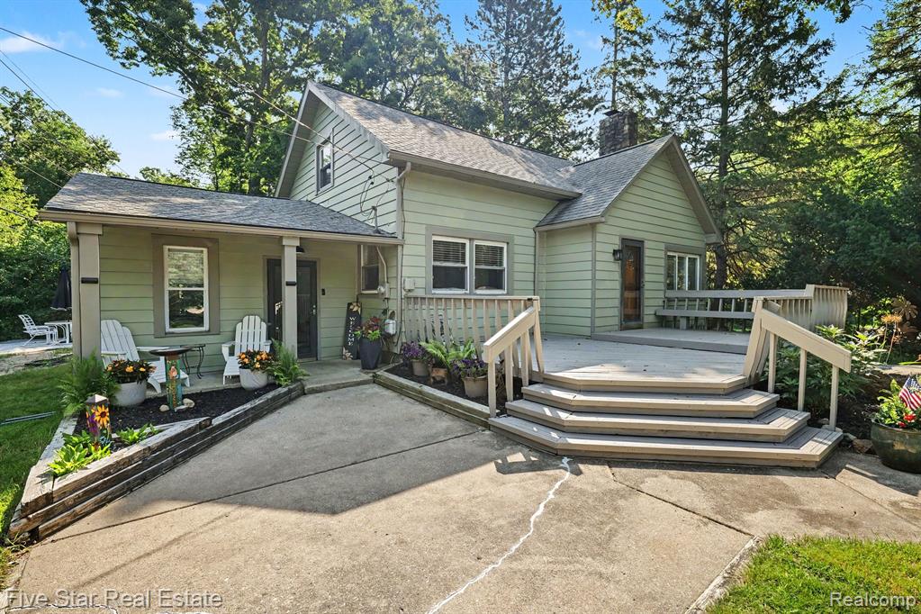 6700 Pontiac Trail Road, West Bloomfield, MI 48323 — front exterior