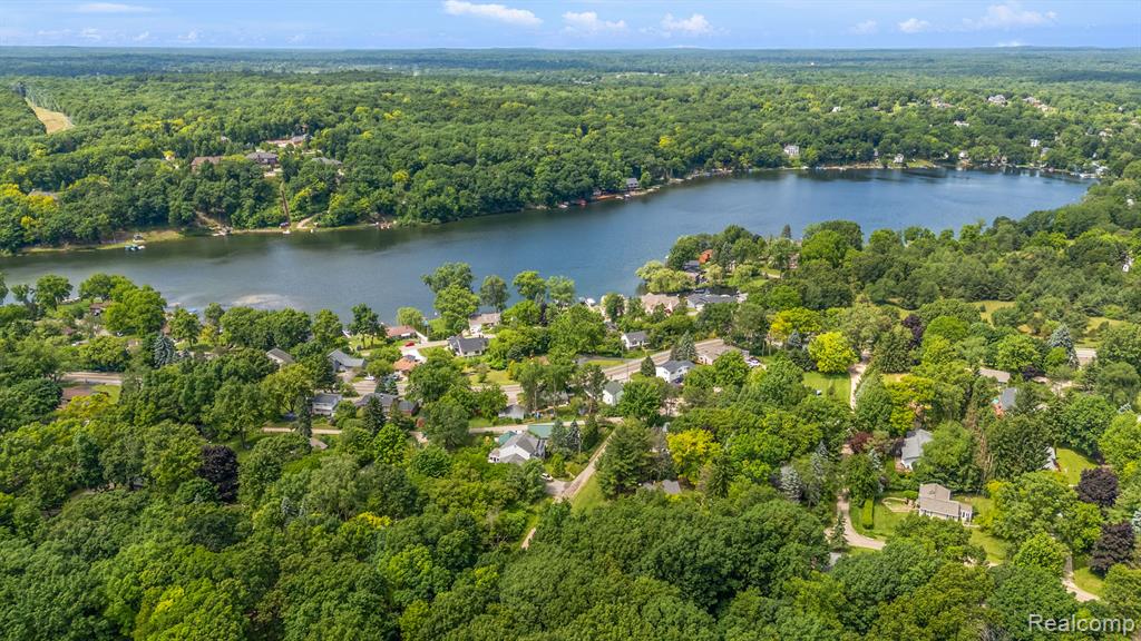 8110 W CIRCLE Drive, Clarkston, MI 48348 — Photo 47