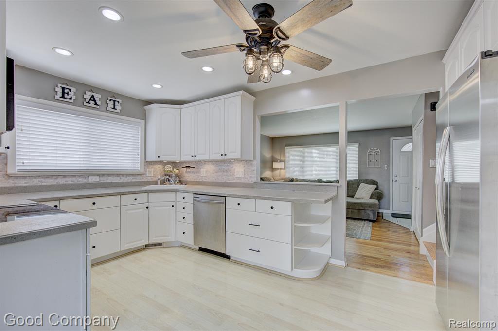 576 LANGLEY Boulevard, Clawson, MI — Photo 9