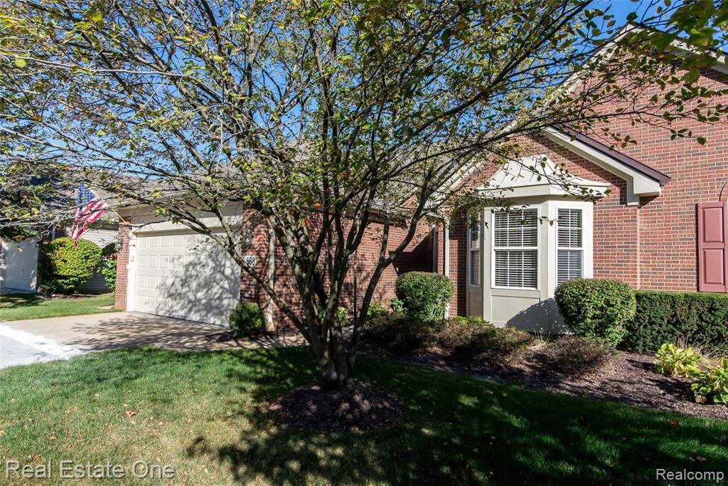 568 Woodhaven Drive, Walled Lake, MI 48390 — Photo 2