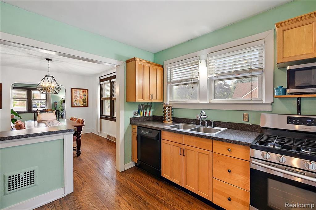 854 PINECREST Drive, Ferndale, MI 48220 — Photo 12
