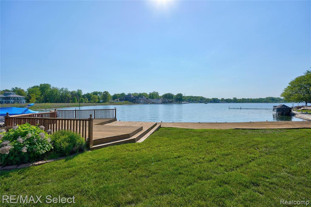 13154 Lake Shore Drive, Fenton, MI 48430 — Photo 10