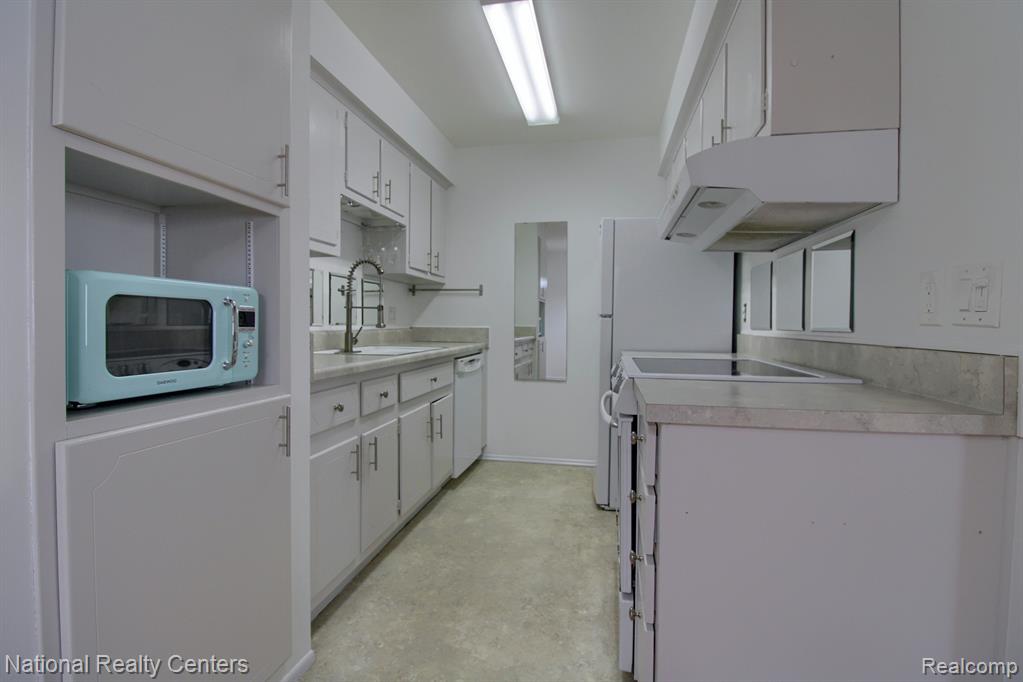 3421 HILLSIDE Drive, 23, Royal Oak, MI 48073 — Photo 12