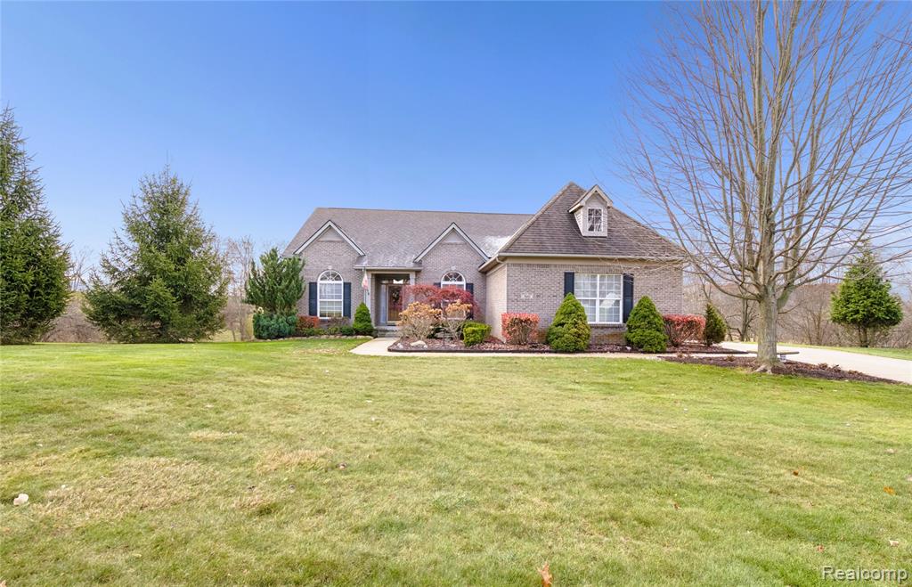 7647 Tipperary Trail, Fenton, MI 48430 — front exterior