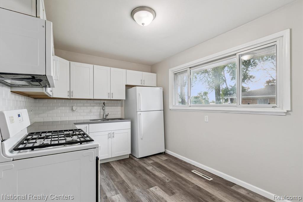 21901 Sloman Street, Oak Park, MI 48237 — Photo 9