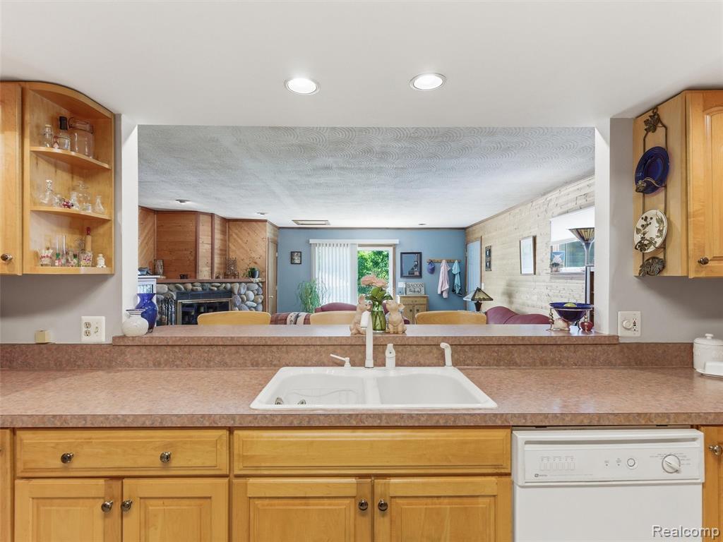 5565 Crescent Road, Waterford, MI 48327 — Photo 13