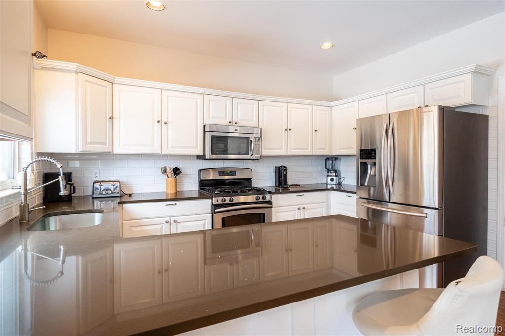 48850 Village Drive, Macomb, MI 48044 — Photo 17